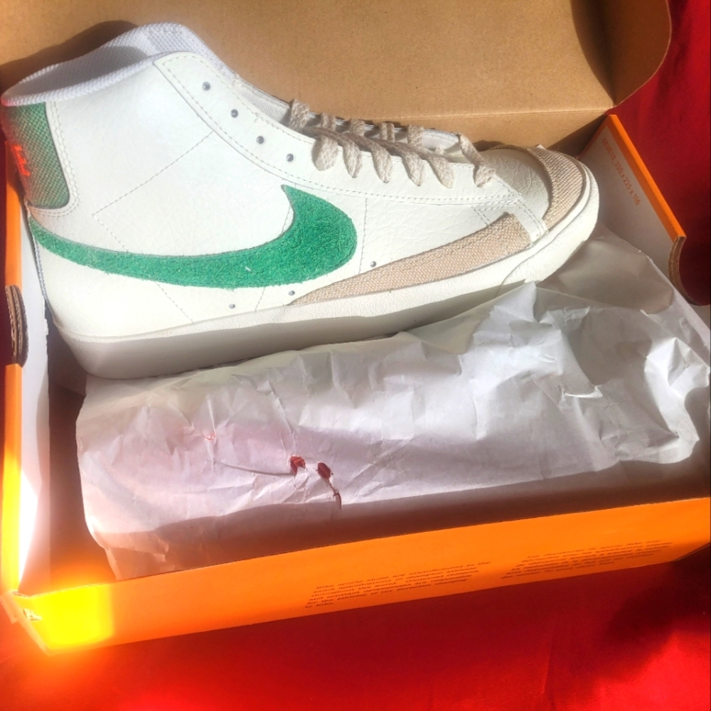 NIKE Blazer Size 11